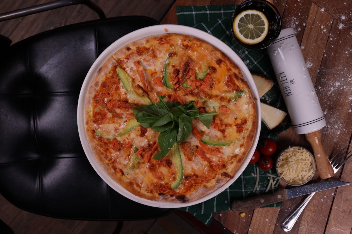 AVOKADO SOMON FÜMELİ PİZZA